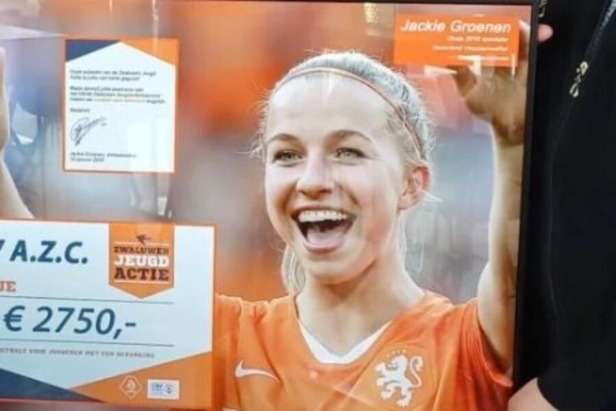 Passend voetbal AZC in het zonnetje tijdens benefietochtend